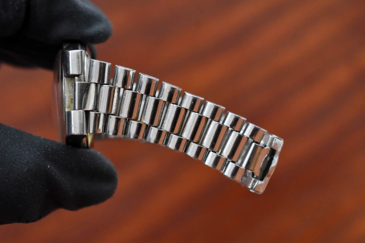 Omega Genève bracelet showing wear and link construction