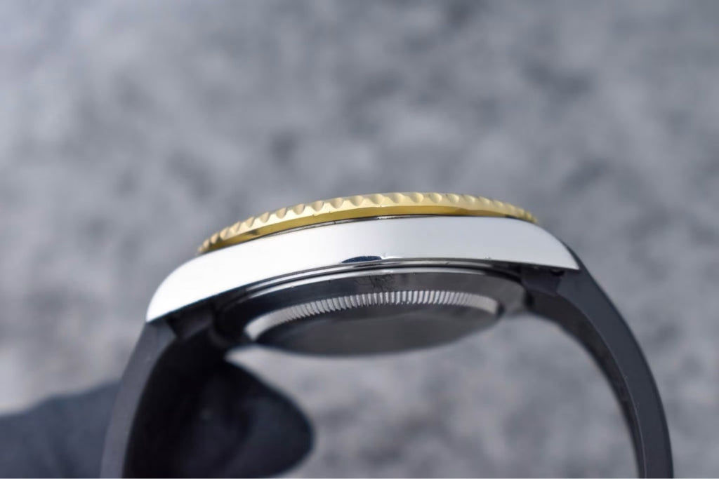 Rolex Submariner 16613 case profile showing no-hole case and domed crystal